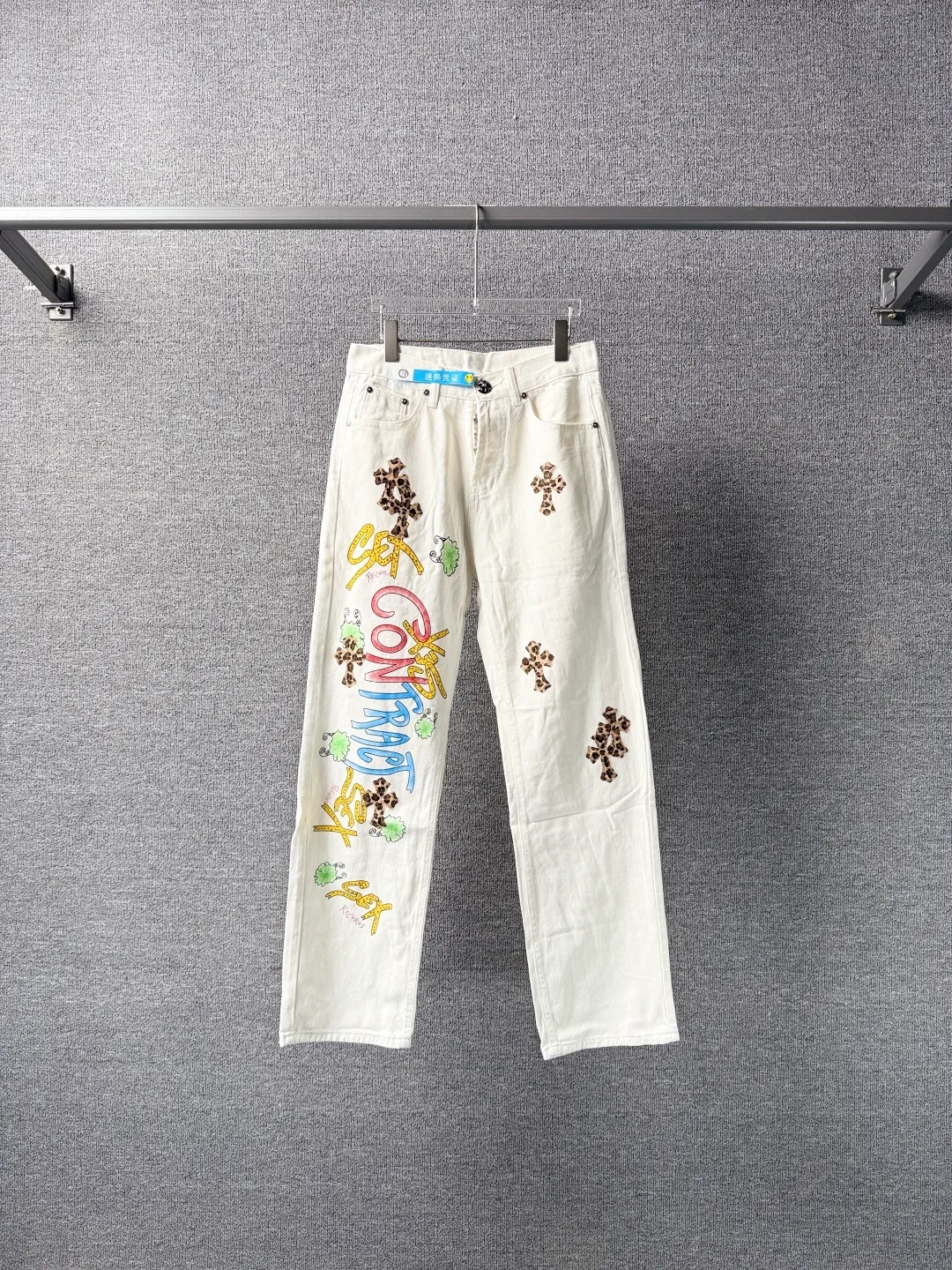 P240 💰 (Top version) Chrome Hearts/Chrome Hearts Classic white hand-painted leopard print series colorful leather cross washed color fabric unisex denim trousers Vibe style straight stacked god-level version Carbon fine bias denim color cloth Old vintage full set of hardware - Chrome Hearts white cow series The high version uses high-ounce custom fabrics, fermentation washing and soft color fixation, soft and thick to wear, the details are all made by hand-polished craftsmanship, all-over printed jacquard fabric Unique design style. Through multiple processes to create a full retro feel. Unique niche non-contrast shirt. Customized distressed spray-painted buttons. Craftsmanship in every detail. Color: white hand-painted leopard print. Size: 28-30-32-34 (corresponding to S-M-L-XL)